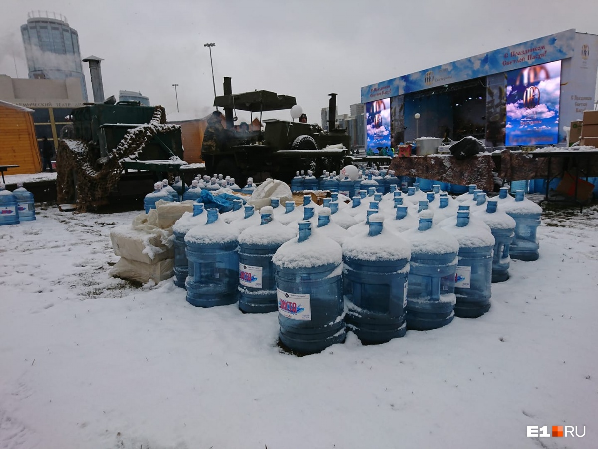 Фуры разворачивало, тракты вставали в многокилометровые пробки: как Екатеринбург пережил метель