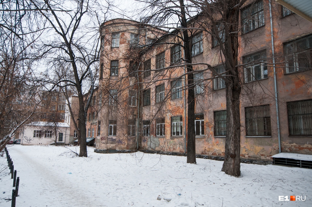 Дома находятся в плохом состоянии и ждут, когда же их отремонтируют Дома находятся в плохом состоянии и ждут, когда же их отремонтируют
