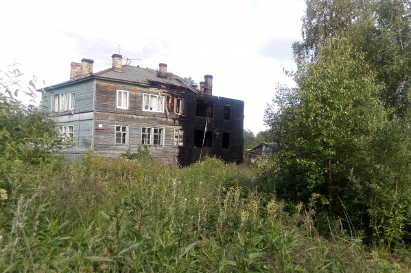 В доме восемь квартир, от огня пострадали четыре В доме восемь квартир, от огня пострадали четыре 