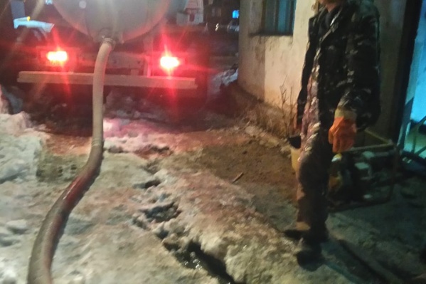 Специалисты «Водоканала» откачивают воду, чтобы добраться до поломанных насосов Специалисты «Водоканала» откачивают воду, чтобы добраться до поломанных насосов