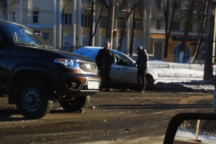 Машины разбросало в разные стороны Машины разбросало в разные стороны