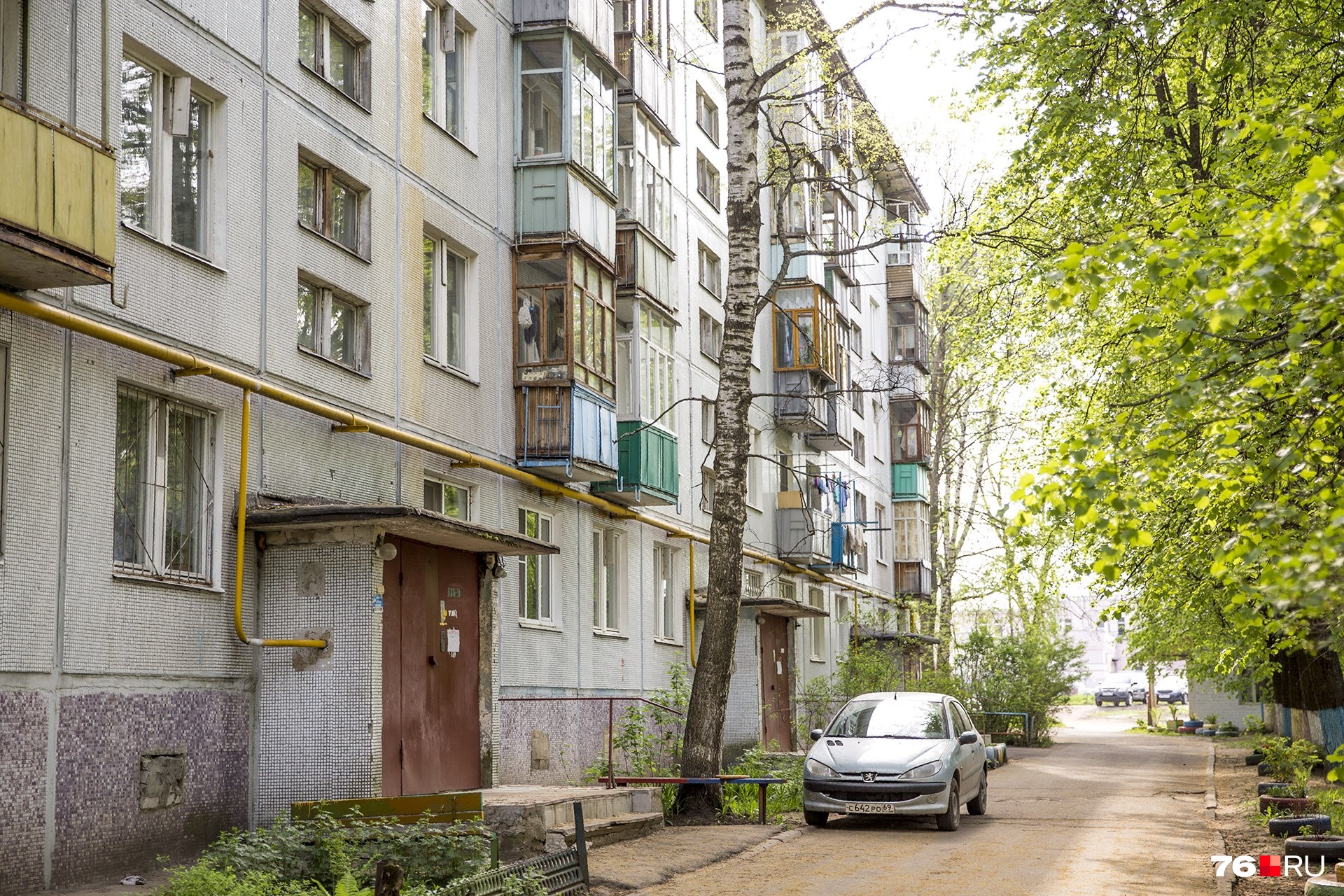 В Ярославле хотят запретить вытряхивать половики и кидать окурки с балконов
