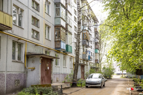 Люди часто ругаются, что к ним на балкон залетает пыль от соседей, которые трясут половики Люди часто ругаются, что к ним на балкон залетает пыль от соседей, которые трясут половики