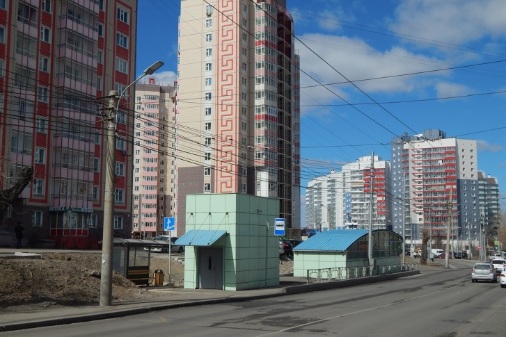 С остановки из-за перехода совсем не видно автобусов, поэтому люди ею не пользуются С остановки из-за перехода совсем не видно автобусов, поэтому люди ею не пользуются