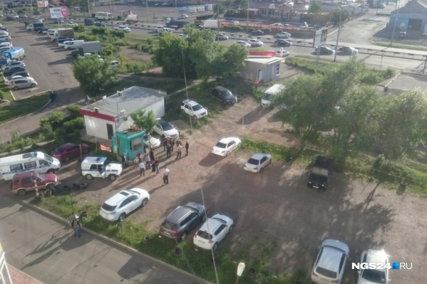На небольшой автостоянке шестеро человек в бронижилетах расстреляли двух охранников На небольшой автостоянке шестеро человек в бронижилетах расстреляли двух охранников