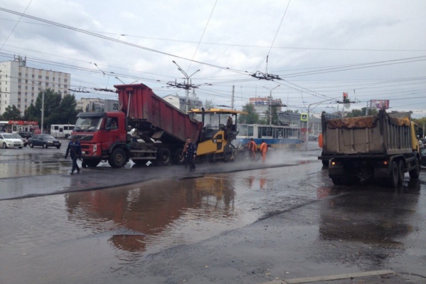 Горожане заметили асфальтоукладчики в трех районах города Горожане заметили асфальтоукладчики в трех районах города