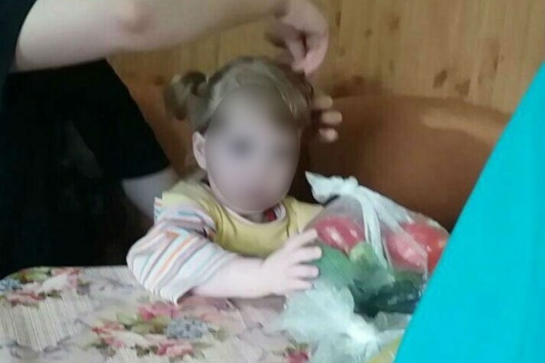 Малышка провела холодную ночь в поле совершенно одна Малышка провела холодную ночь в поле совершенно одна