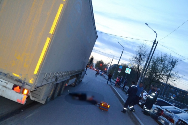 Первыми на помощь парню подоспели спасатели Первыми на помощь парню подоспели спасатели