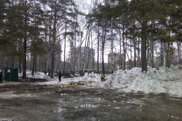 В зоне отдыха также можно будет сыграть в дартс и теннис. Пока на ее месте — снег и лужи В зоне отдыха также можно будет сыграть в дартс и теннис. Пока на ее месте — снег и лужи