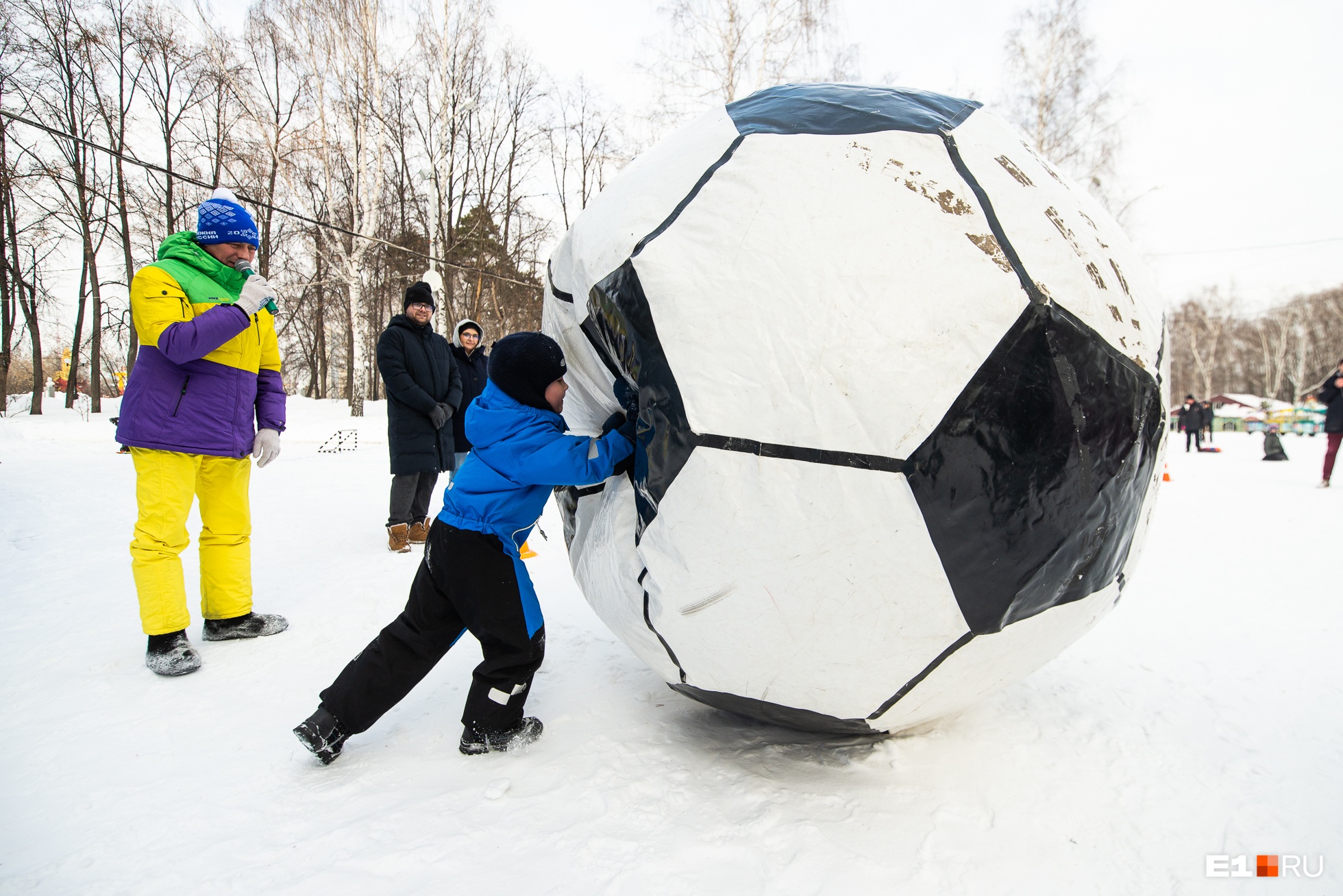 Играли в метлохоккей и толкали гигантский футбольный мяч: в ЦПКиО устроили «Февральские забавы»