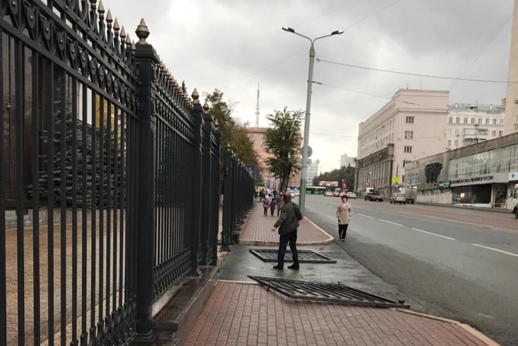 Возле здания правительства Челябинской области свалились ворота Возле здания правительства Челябинской области свалились ворота