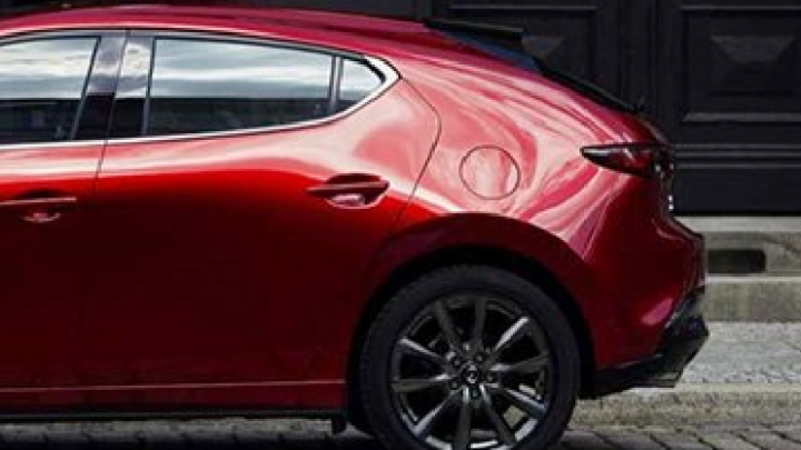 Страшненькая Mazda 3 и новый кроссовер по цене легковушки