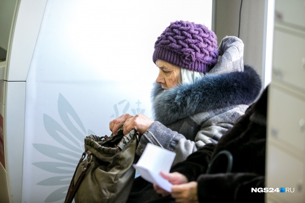 Пожилые люди часто подписывают документы, не вчитываясь, что становится причиной неприятностей Пожилые люди часто подписывают документы, не вчитываясь, что становится причиной неприятностей