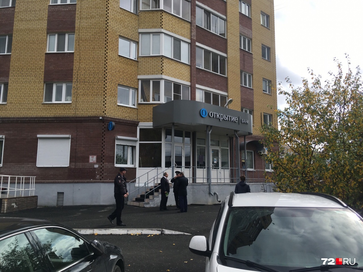 Поймали грабителя, который вынес из банка «Открытие» в Зареке 1,2 миллиона рублей