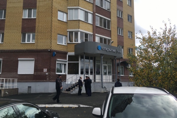 Мужчина в маске и с пистолетом (непонятно — настоящим или нет) нагрянул в банк рано утром Мужчина в маске и с пистолетом (непонятно — настоящим или нет) нагрянул в банк рано утром