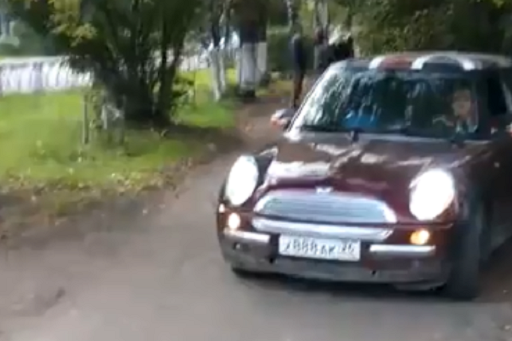На переднем сиденье была люлька с ребёнком На переднем сиденье была люлька с ребёнком