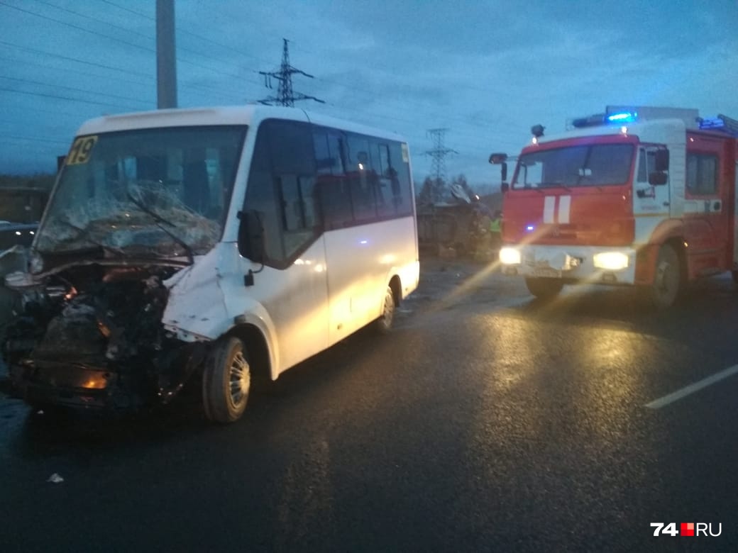 В Челябинске полная маршрутка перевернулась после столкновения с фургоном, есть пострадавшие