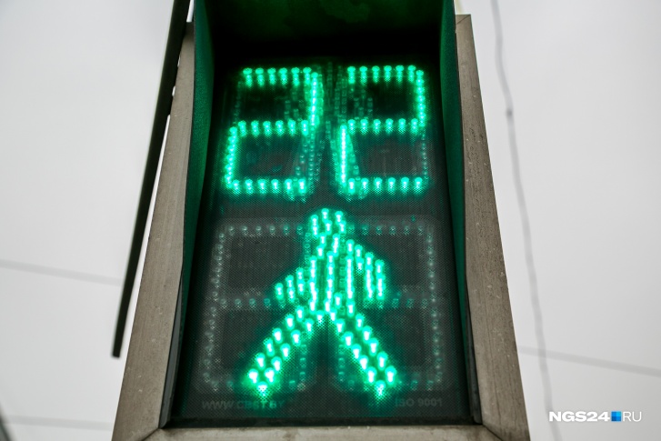 В Красноярске светофор работает в ускоренном режиме