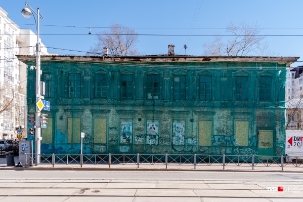 Вот такой дом стоит на главной улице города Вот такой дом стоит на главной улице города 