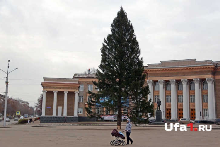 30-метровая красавица, установленная у Дворца культуры им. Орджоникидзе 30-метровая красавица, установленная у Дворца культуры им. Орджоникидзе