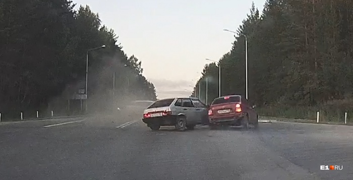 По словам очевидицы, виноваты все трое: ВАЗ выезжал на главную дорогу и не пропустил два других автомобиля, которые явно превышали скорость По словам очевидицы, виноваты все трое: ВАЗ выезжал на главную дорогу и не пропустил два других автомобиля, которые явно превышали скорость