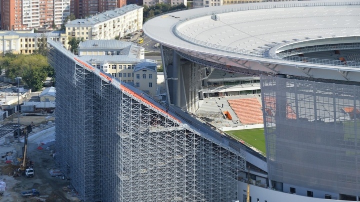 "Они прекрасно выглядят": Виталий Мутко оценил временные трибуны Центрального стадиона