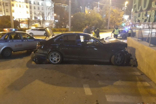 Жизни пассажирок мерседеса ничего не угрожает Жизни пассажирок мерседеса ничего не угрожает 