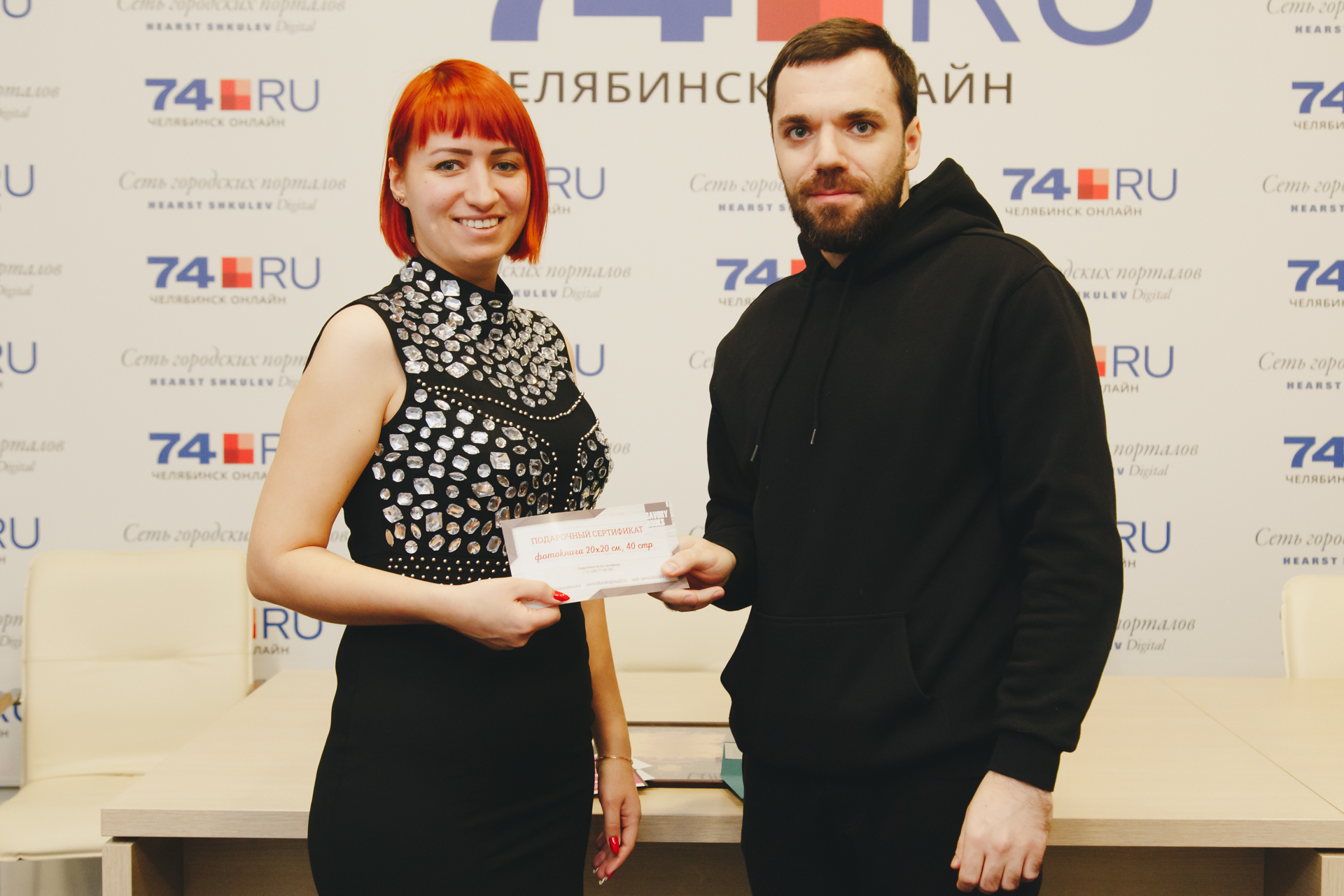 Антон, директор фабрики SAVORY BOOKS, вручил сертификат, щедро сдобрив подарок самыми тёплыми пожеланиями её семье Антон, директор фабрики SAVORY BOOKS, вручил сертификат, щедро сдобрив подарок самыми тёплыми пожеланиями её семье