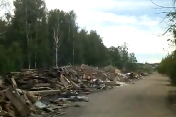 Видимо, мусор сваливали не один год Видимо, мусор сваливали не один год