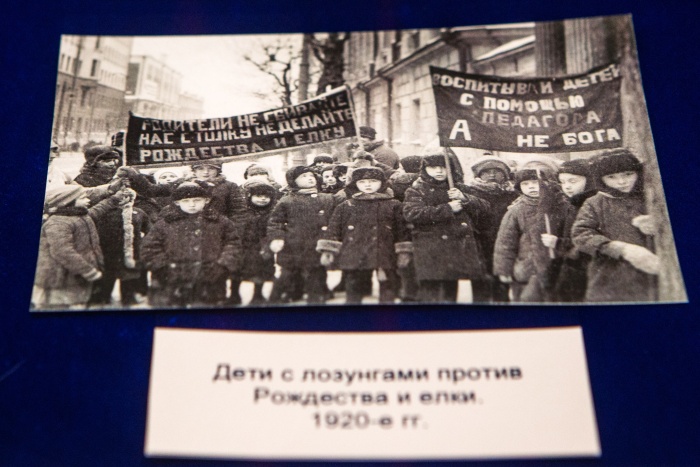 Официально рождественская ёлка была запрещена с 1929 года, но борьба с праздником началась ещё в 1924 году Официально рождественская ёлка была запрещена с 1929 года, но борьба с праздником началась ещё в 1924 году