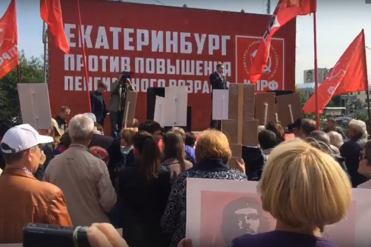 На митинге выступали представители партии и обычные студенты На митинге выступали представители партии и обычные студенты