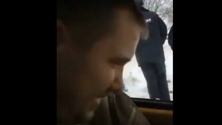 Полиция заблокировала машину борца за права заключённых: видео задержания Руслана Вахапова