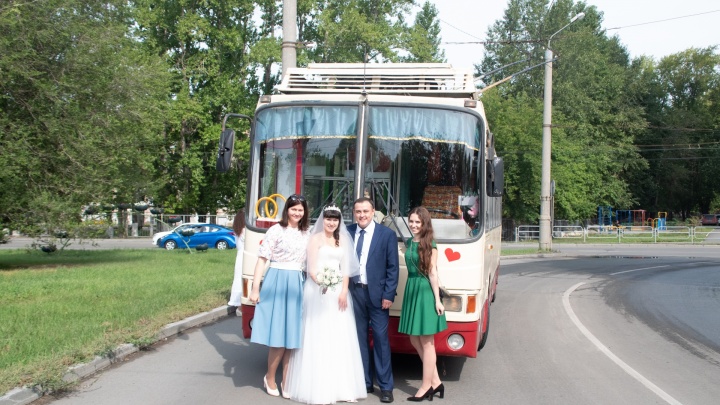 «Праздник не только у нас»: челябинские молодожёны арендовали в день свадьбы троллейбус