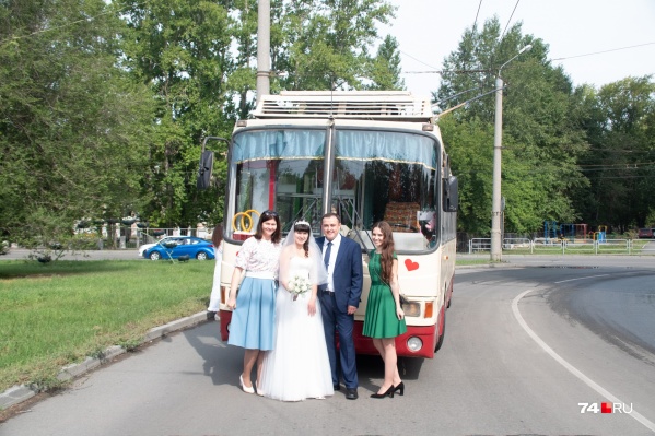Годовщину Ян тоже подумывает отметить в троллейбусе, но Елена на это ещё не согласилась Годовщину Ян тоже подумывает отметить в троллейбусе, но Елена на это ещё не согласилась