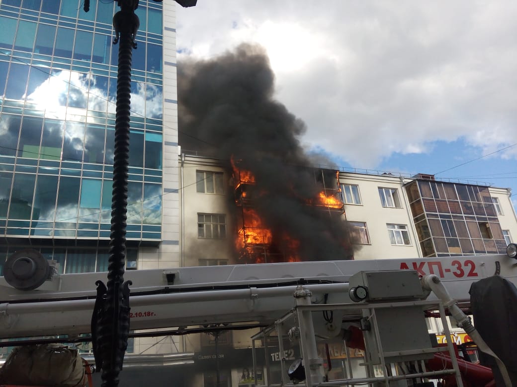 В Екатеринбурге загорелся дом на Вайнера: онлайн-трансляция | 05.07.2019 |  Екатеринбург - БезФормата