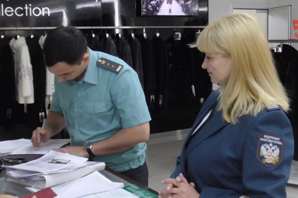 Приставы наложили арест на торговые залы общей площадью в 45 квадратных метров Приставы наложили арест на торговые залы общей площадью в 45 квадратных метров