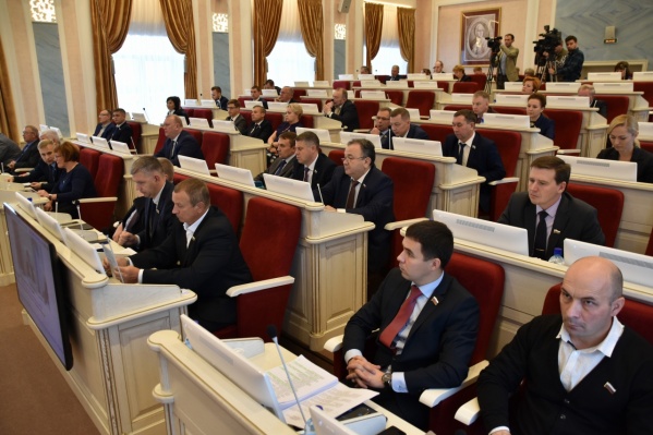 Закон могли бы принять сразу в двух чтениях, но у депутатов возникли вопросы к проекту Закон могли бы принять сразу в двух чтениях, но у депутатов возникли вопросы к проекту
