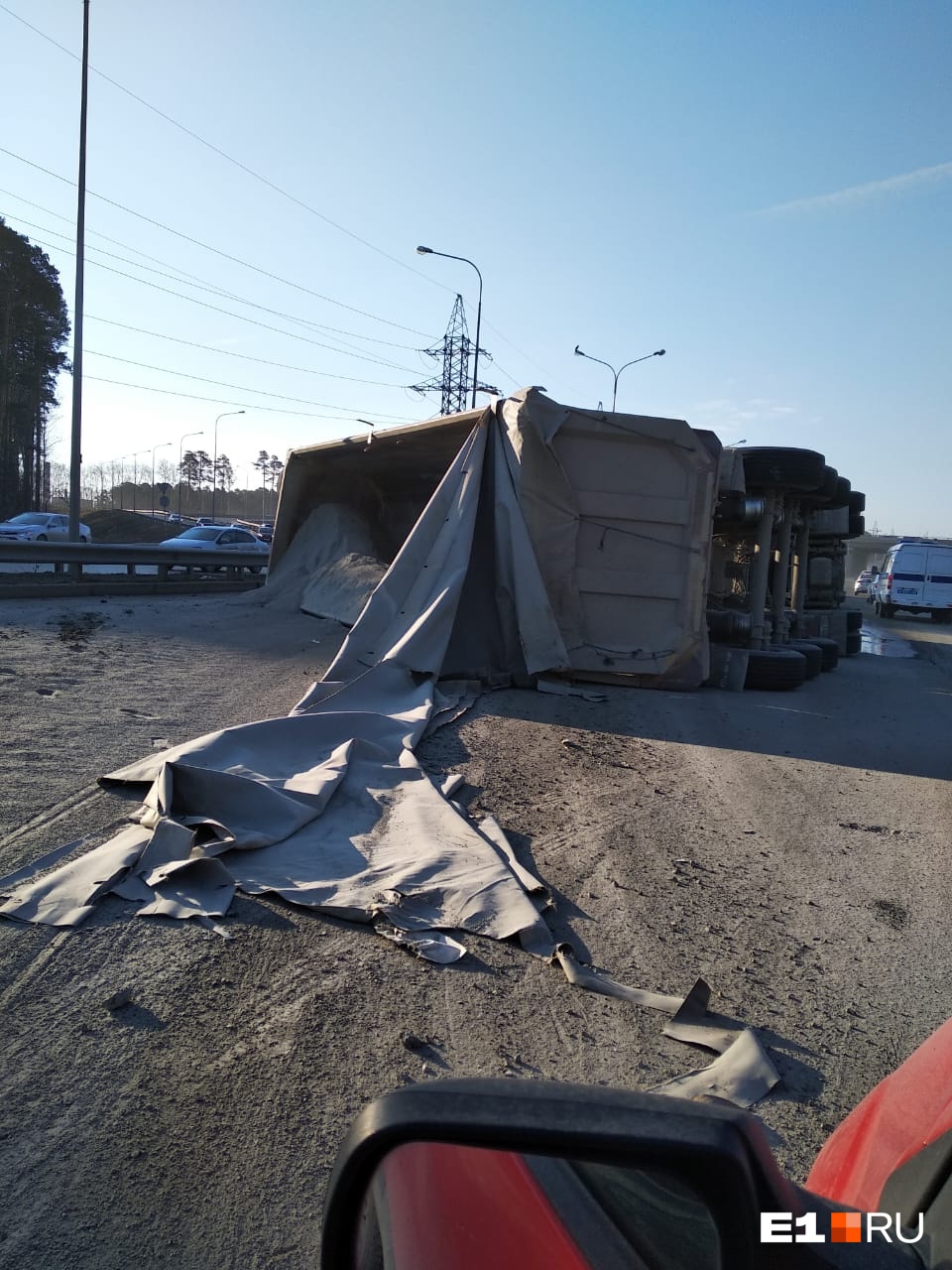 На Московской перевернулся большегруз