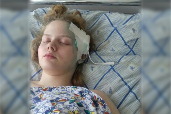 После первой операции Виталине поставили дренаж — трубку, через которую отходила жидкость После первой операции Виталине поставили дренаж — трубку, через которую отходила жидкость