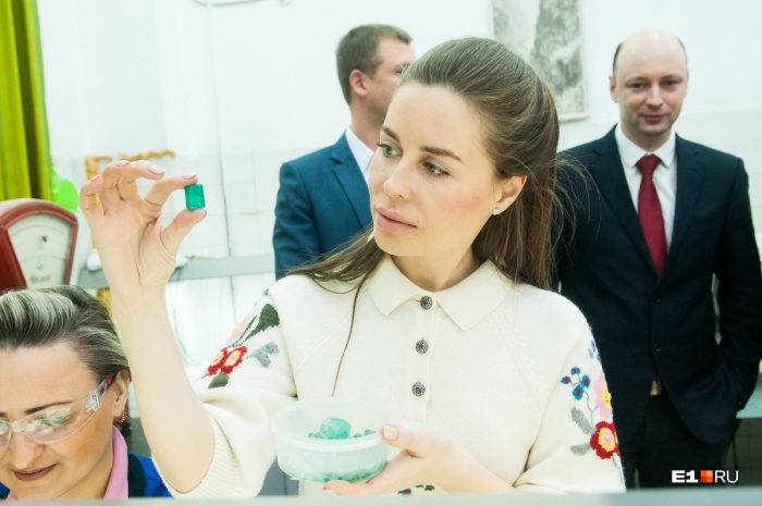 Юлия Михалкова прекрасна и с изумрудами, и без них Юлия Михалкова прекрасна и с изумрудами, и без них