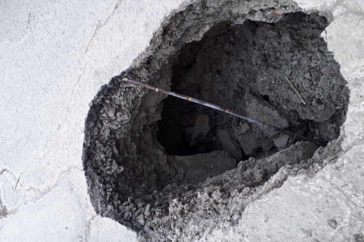 По словам очевидцев, в такую яму легко может провалиться человек и даже автомобиль