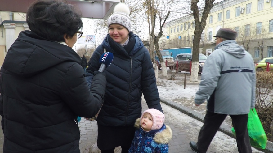 «Особо не разгуляешься»: волгоградцы рассказали, сколько потратят на подарки и новогодний стол