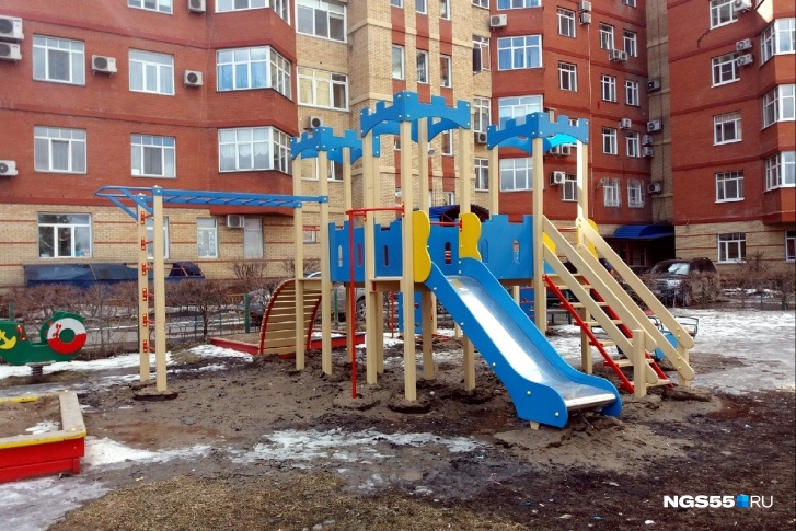 В 16 дворах Центрального округа установили 101 урну и 109 лавочек В 16 дворах Центрального округа установили 101 урну и 109 лавочек