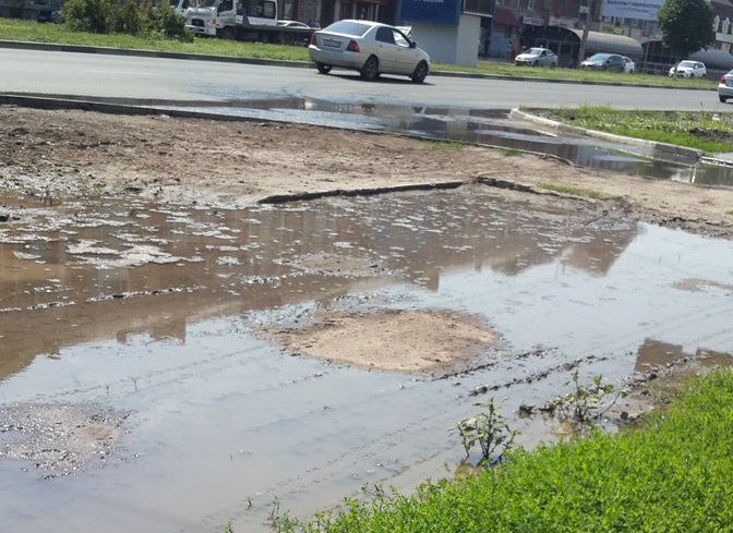 А вода по асфальту рекой. Река на асфальте. Вода течет весной по асфальту. Течь воды на улицу асфальт. Асфальт потёк по весне.