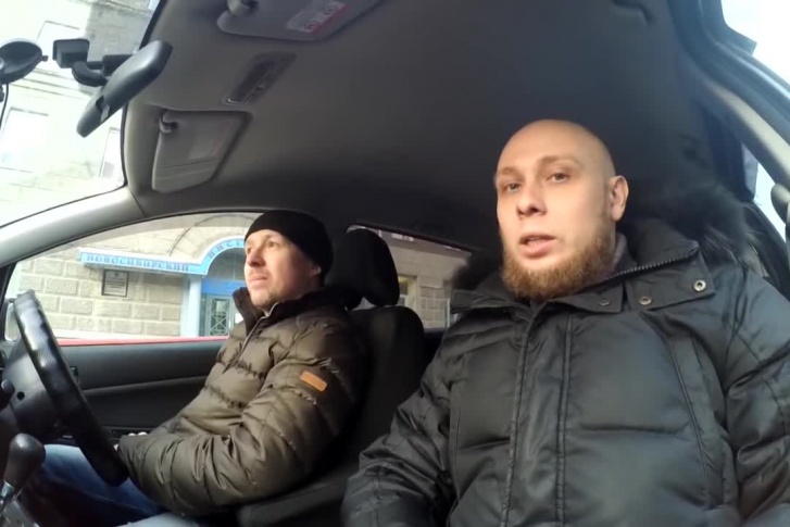 Авторы канала «Новосибирский» сняли очередное видео про скандальную парковку со шлагбаумами в центре города