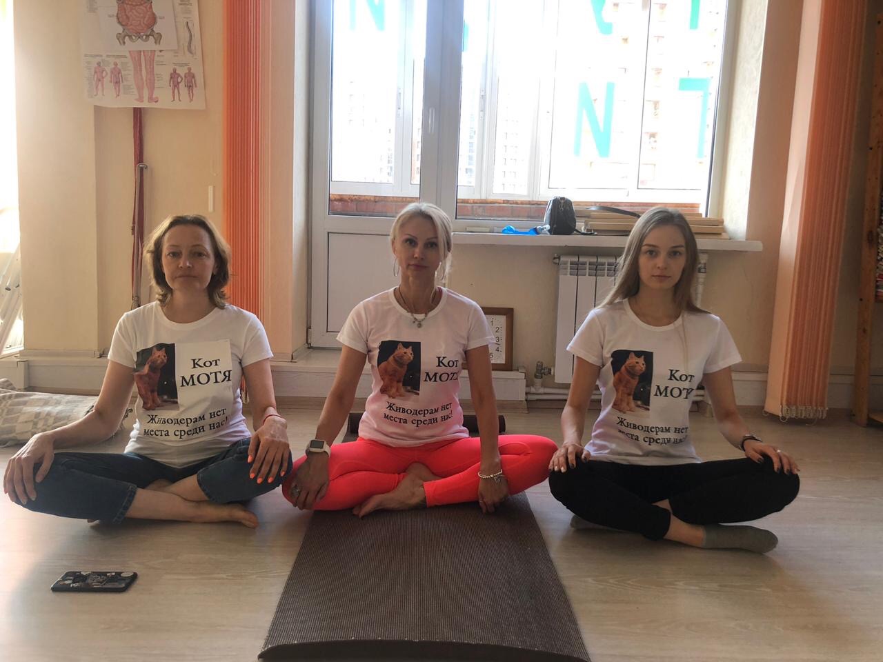 Хозяйка кота Ульяна Храмова (на фото слева) с радостью отреагировала на предложение провести акцию, поскольку считает, что огласка сейчас очень важна Хозяйка кота Ульяна Храмова (на фото слева) с радостью отреагировала на предложение провести акцию, поскольку считает, что огласка сейчас очень важна