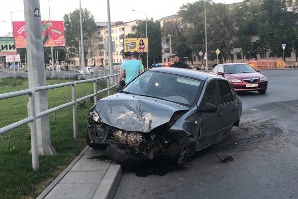 Машину вынесло на бордюр Машину вынесло на бордюр