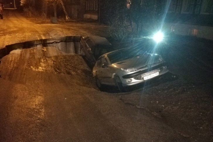 Из провала достали две легковушки Из провала достали две легковушки