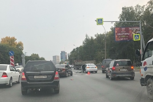 ДТП затруднило движение в час пик ДТП затруднило движение в час пик