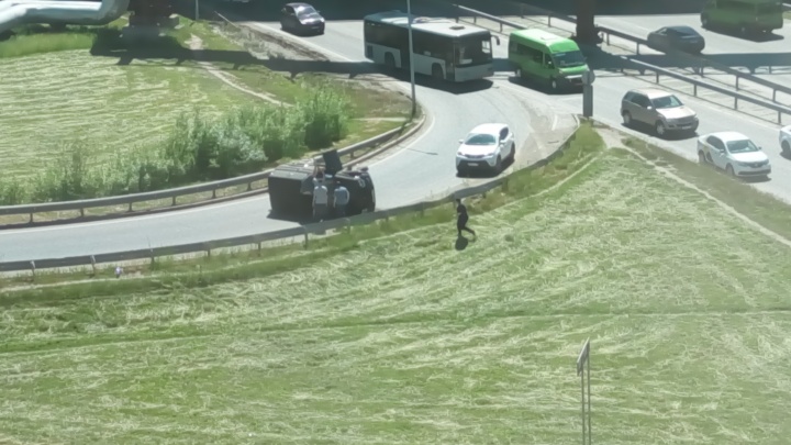 83-летний водитель перевернул УАЗ и перекрыл движение на одном из съездов с Червишевского тракта
